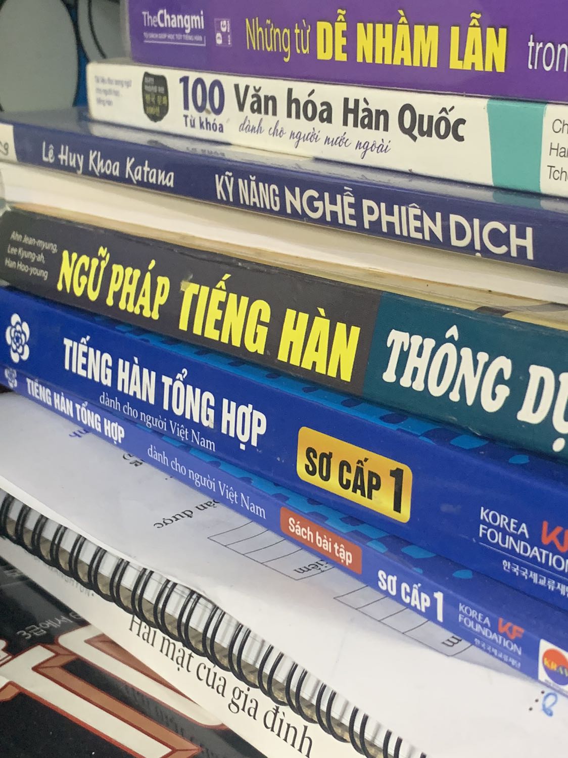 Bạn nào học sơ cấp thì nên mua cả bộ và sách bài tập giải, dễ hiểu lắm.