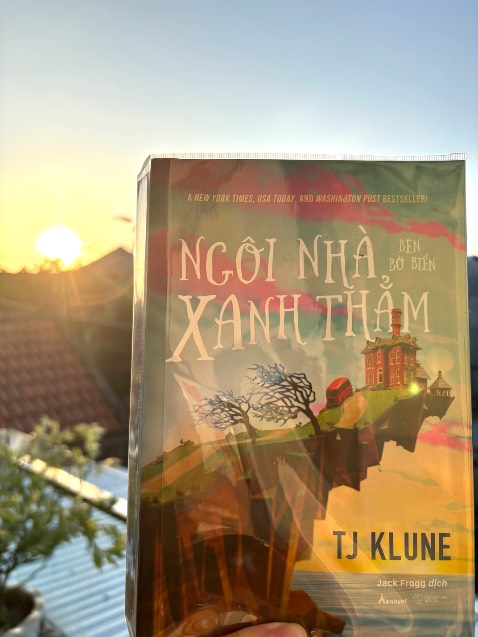 Sách dễ thương, nhân văn, nói lên được nhiều vấn đề xã hội như là định kiến, phân biệt đối xử. Bên cạnh đó, là cách dạy con trẻ được sống với chính mình cực kỳ hay.
Tuy nhiên, lối văn viết lê thê, lòng vòng không cần thiết. 150 trang đầu tiên chán tới nỗi mình đã suýt drop. Cho tới khi Linus đến được đảo và sống với 6 đứa nhỏ thì đỡ hơn, nhưng vẫn viết lan man nha. 
Thấy có ra mắt phần 2 cũng hơi tò mò về đứa trẻ mới nhưng với lối hành văn này khả năng cao sẽ không mua phần 2.
Btw, mong Tiki cải thiện bookcare chứ mong manh, dễ rách mép qué