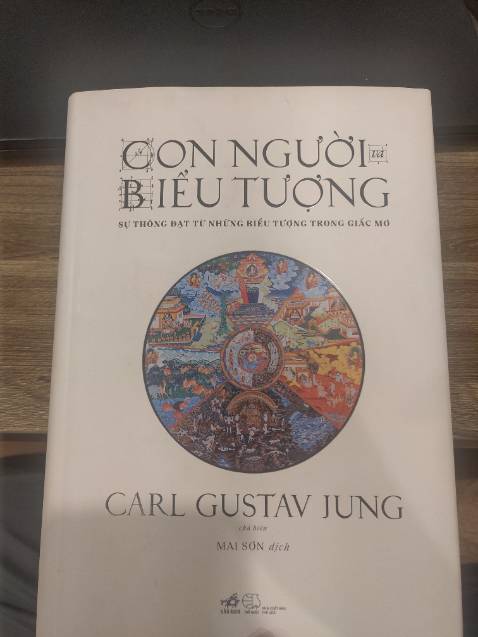 Giao sớm 3 ngày. Nội dung mình sẽ không bàn vì cơ bản mình là fan cuae C. G. Jung. Mình thắc mắc tại sao chọn hình bìa là hình cuae Phật giáo. Vốn dĩ lật ngẫu nhiên thì thấy sách đụng đến nhiều thứ hơn chỉ là phật giáo. Chưa quen với văn phong dịch giả. Đọc lướt vẫn hiểu. Nhiều hình minh hoạ. Sách lúc giao hơi dơ.