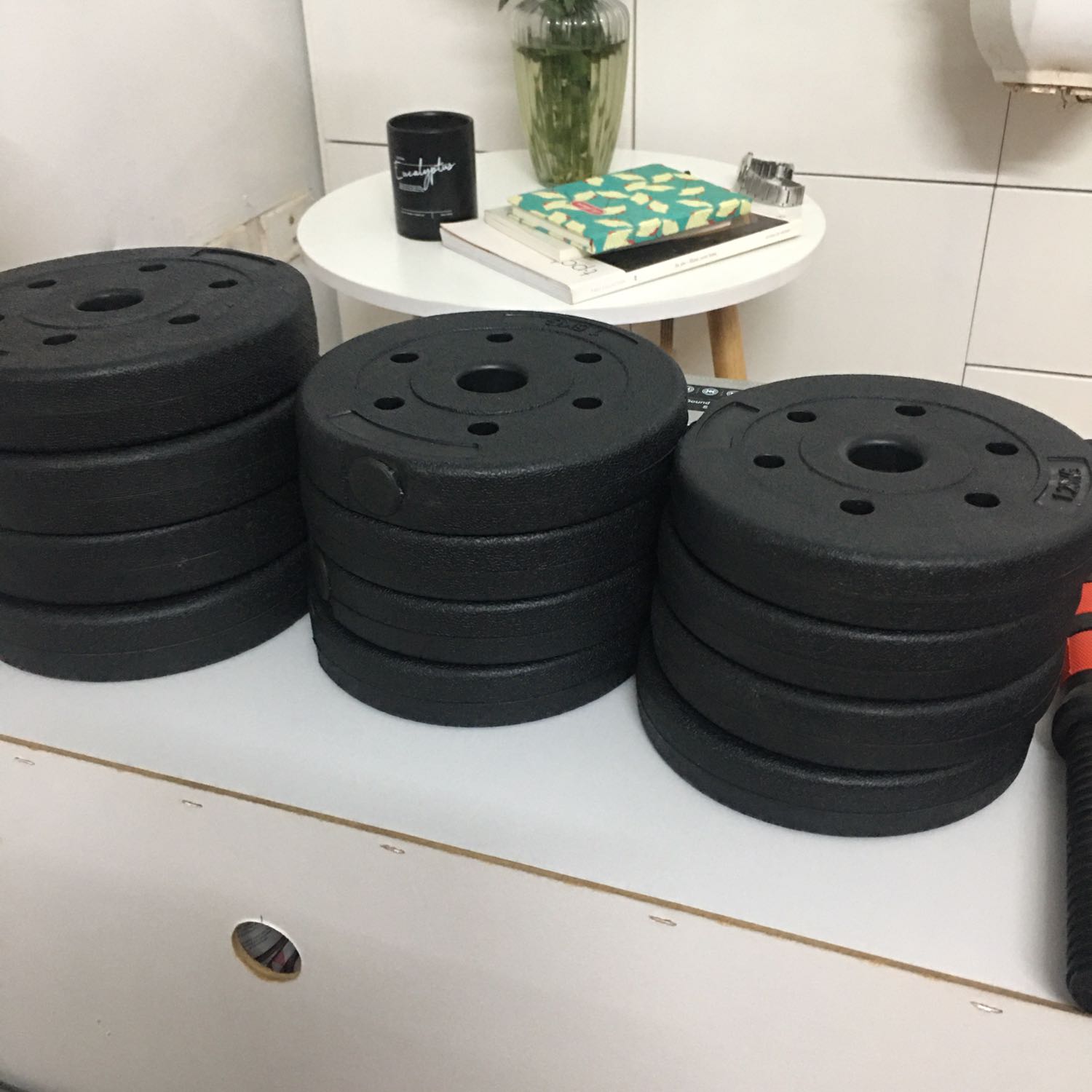 Thật sự cực kỳ hài lòng. Sản phẩm bọc bằng 3 lớp rất cẩn thận. Sản phẩm sạch sẽ và cầm chắc chắn. 1.25; 1,5; 2kg mỗi loại 4 cục. Tay đơn tay ngang đầy đủ. Còn được tặng kèm băng đô tay và găng tay. Thật sự rất vui và cảm thấy đáng đồng tiền bỏ ra. Cám ơn nhiều!