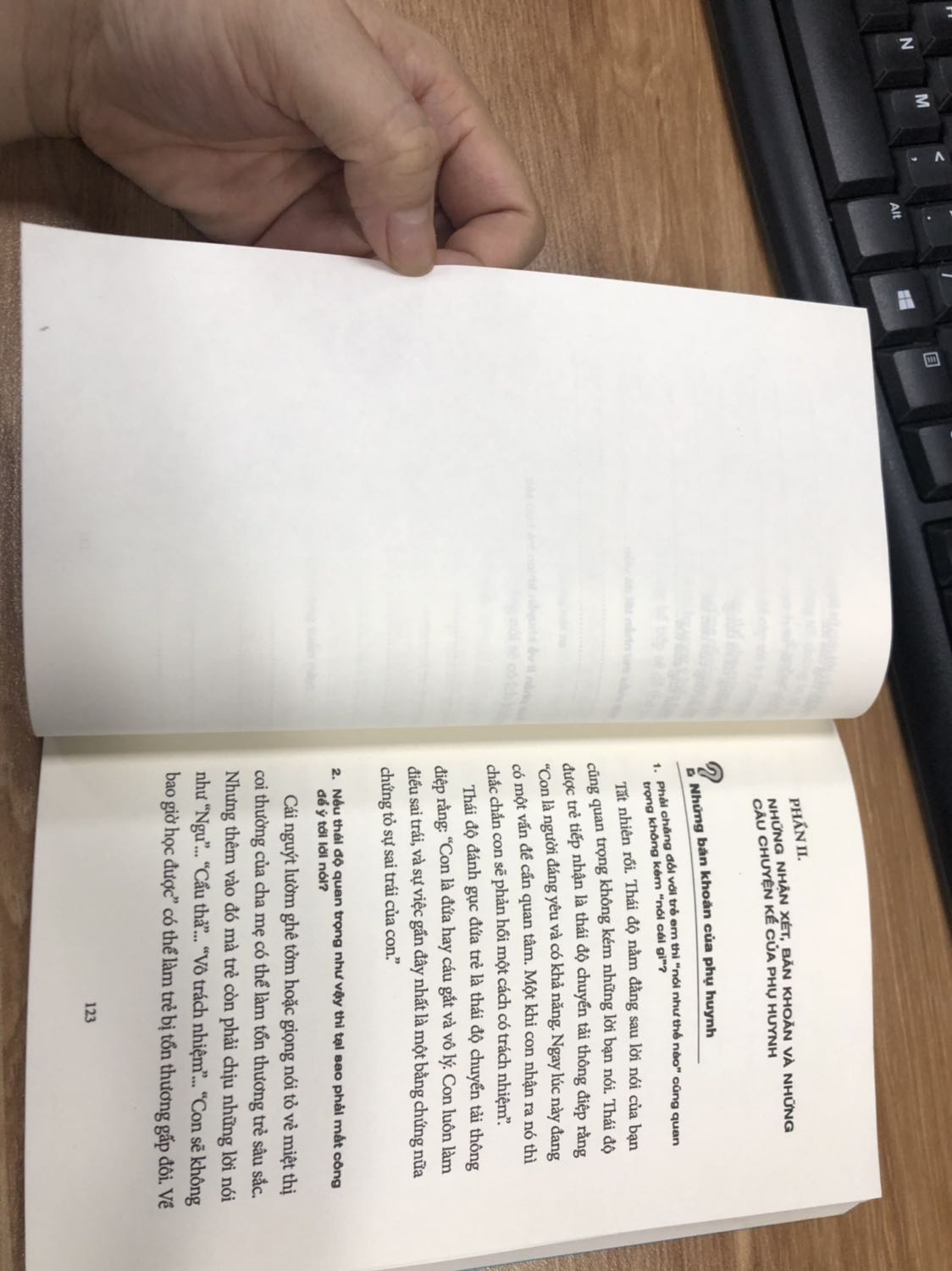 Nội dung sách mình khá hài lòng. Tuy nhiên mình rất không hài lòng về chất lượng in ấn. Có những trang mờ hẳn đi, đặc biệt còn bị in sót mất 6 trang trắng không có nội dung. Rất bực mình.