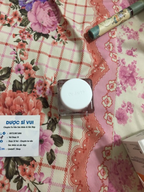 Cảm nhận lần đầu thấy chất kem mịn, không bớt dính. Thấm nhanh. Huy vọng sẽ đồng hành với dòng này lâu dài. Cảm ơn shop đã tặng mình cây son rất đẹp