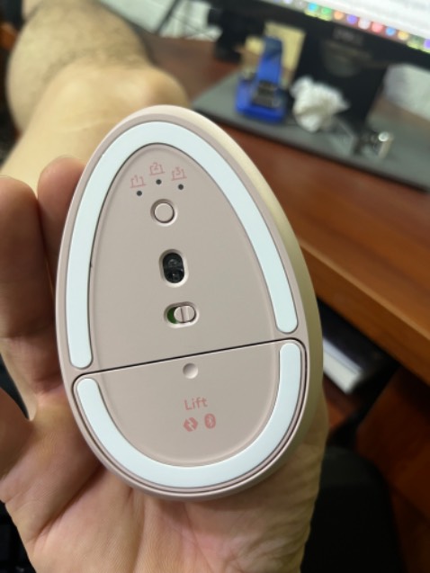 Đúng là đáng mua , bớt mỏi cổ tay thật đấy, cầm chuột như k cầm gì. Nhạy. Mỗi tội k có hướng dẫn sử dụng tiếng Việt