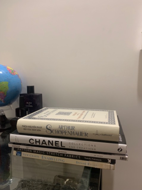 Mình bắt đầu tìm hiểu và đọc Triết học độ 3 tháng, tìm thấy cuốn này trong lúc tờ mờ sáng và quyết định thêm vào giỏ hàng. Đọc tựa đề thấy say ca từ và lý thuyết. Nên đọc , sách đẹp, thơmmmmm.