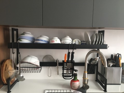 Kệ đẹp rất ưng , chắc chắn nhưng nên làm thấp hơn 1 chút giữa chỗ từ dứơi chân lên chỗ để chén bát