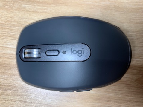 Đầu tiên là về chất lượng dịch vụ thì shop giao hàng rất là nhanh nha, hàng được bọc rất kĩ. Về trải nghiệm người dùng của dòng chuột này thì khỏi bàn rồi, chuột cảm biến rất nhạy nên là các anh em thoải mái lướt chuột bất chấp mọi bề mặt và bên cạnh đó còn có con lăn vô cực làm bằng thép mang lại trải nghiệm lướt web rất êm, mượt và cực sang chảnh. Ngoài ra thì chuột có khả năng kết nối và chuyển kết nối liên tục giữa 3 thiết bị rất mượt và ổn định, cổng sạc bằng usb-c rất thân thiện với đại đa số người dùng.