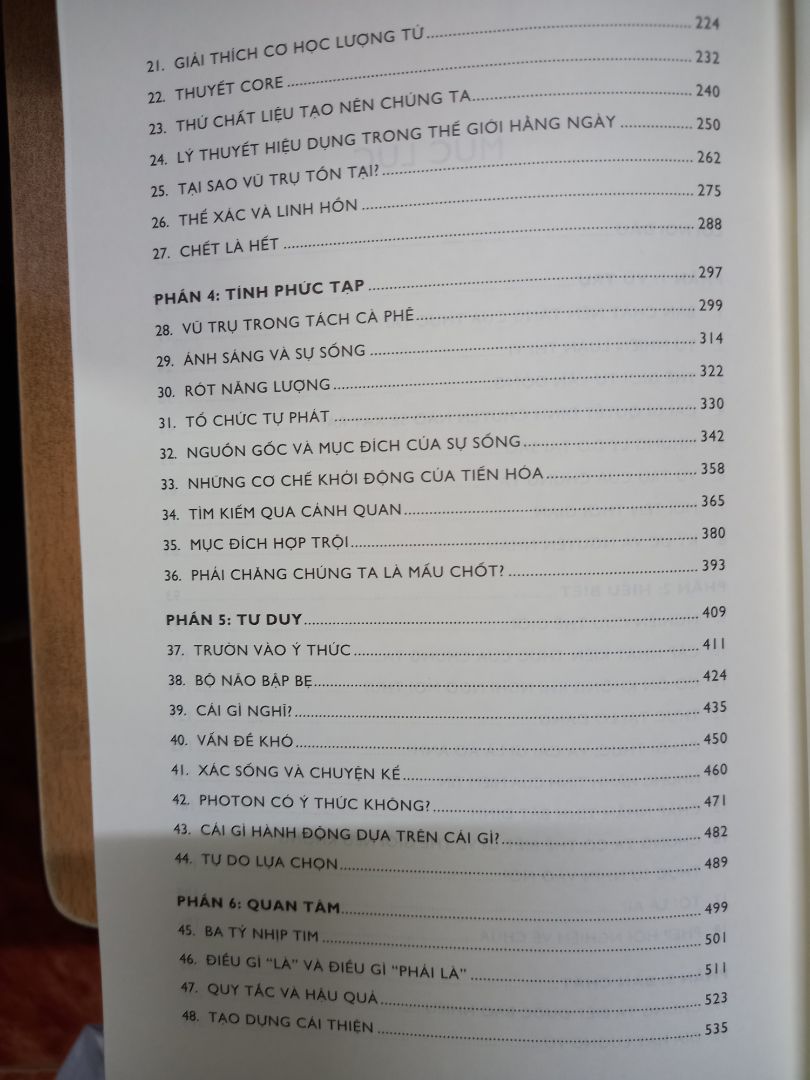 Sách còn mới nguyên.  Sean Carroll là tên lớn trong ngành  vật lý lý thuyết.  Sách trình bày hấp dẫn, gợi mở nhiều vấn đề để ta suy nghĩ. Rất nên mua để đọc.
