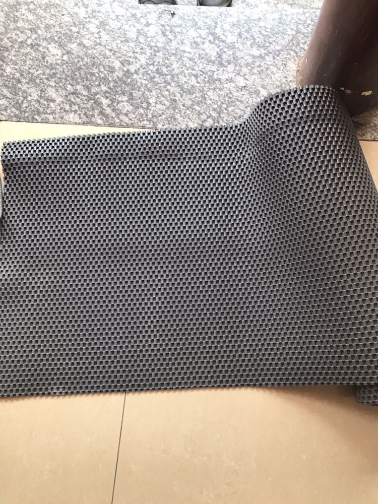 Chất dày dặn, kích thước rộng rãi cắt vừa nhiều khổ xe. Cũng dễ cắt nên m ướm thảm nỉ sẵn cắt theo là vừa in. Nhìn xinh lắm. Ưng ý