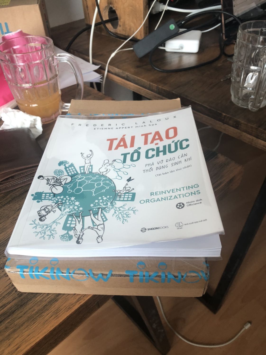 Sách bự vậy mà tiki bỏ vô cái hộp nhỏ xíu như vậy được luôn
Mở ra thấy cong sách