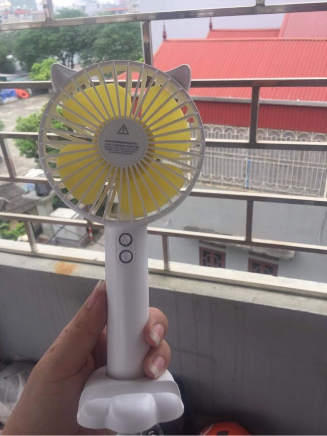 Quạt dễ thương, shop tư vấn nhiệt tình, gió quạt mạnh. Tiện lợi cầm đi chơi ^^
