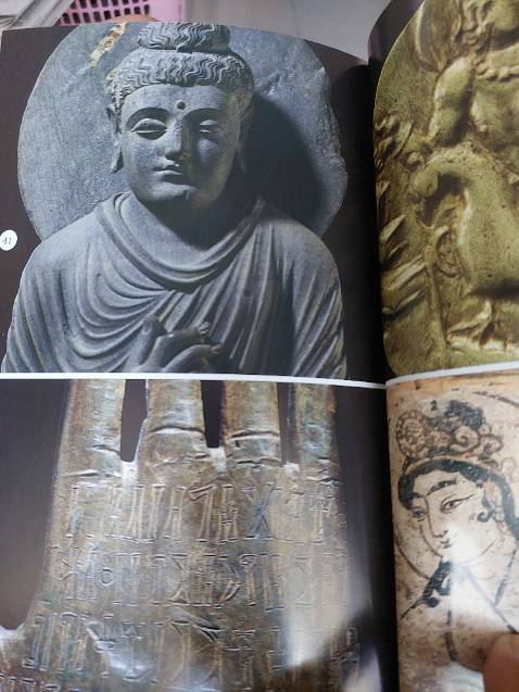 Cuốn sách biên khảo công phu, trải dài từ cổ đại đến hiện tại. Sách được in ấn công phu, phụ lục có nhiều ảnh màu.