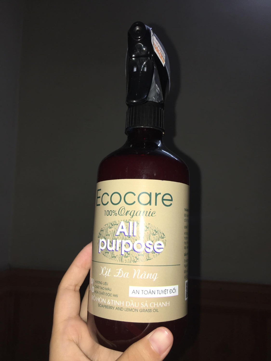 Mình thấy sản phẩm này để lau chùi rất sạch mà không làm ảnh hưởng đến bề mặt được lau, chưa kể mùi sả chanh rất dễ chịu. Điểm trừ duy nhất mình ko thích là dáng vẻ hơi thô của chai.