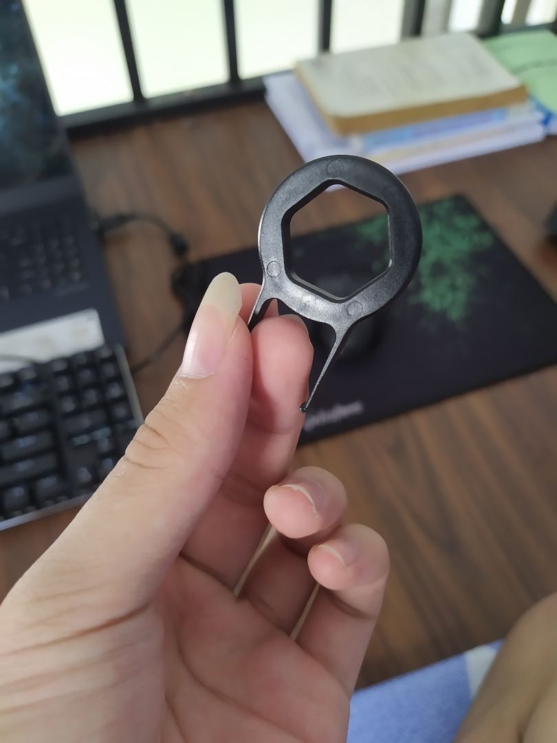 Giao hàng nhanh (dự kiến thứ 7 nhưng thứ 6 hàng đã đến, may mà lúc đó mình cũng rảnh :)), đóng gói kỹ càng, an toàn. Bàn phím chất lượng rất tốt, gõ sướng tay, màu LED đẹp nhiều chế độ khác nhau. Tuy nhiên vẫn chưa hiểu tác dụng của cái vòng đen kia là gì, mong shop giải đáp.