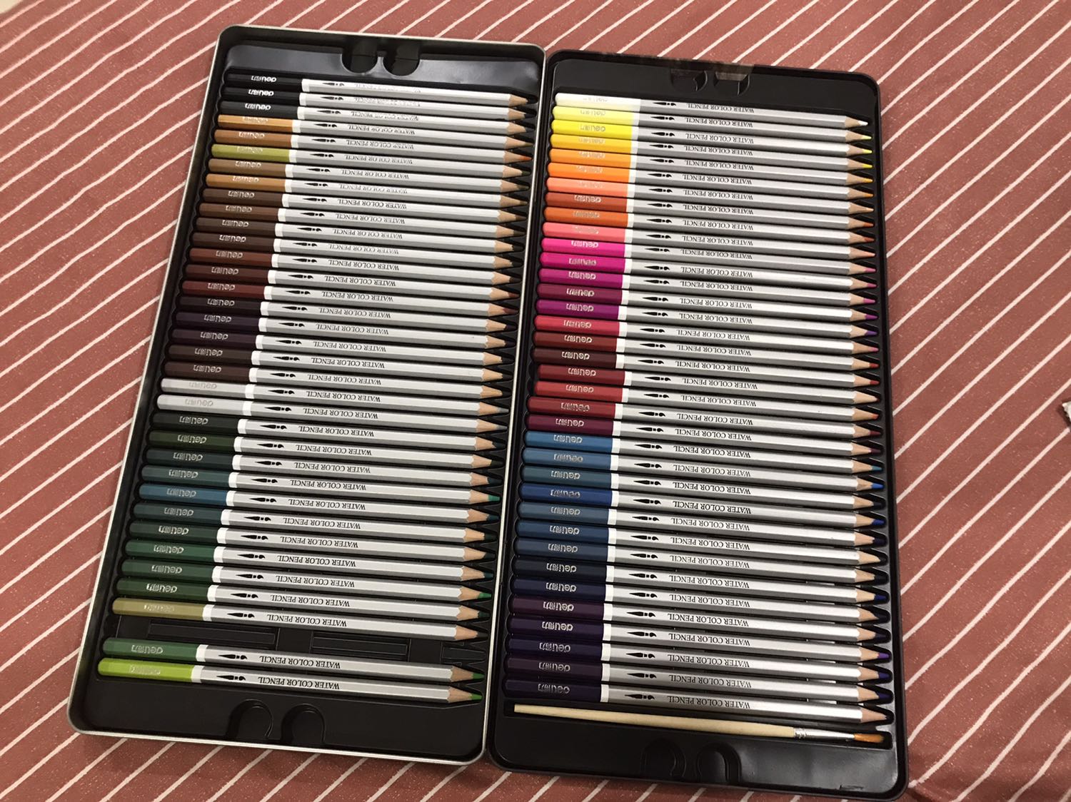 Hộp màu xịn, không bị móp méo, rất ưng, nhưng lúc mới mở ra có 2 màu bị gãy ngòi ạ, nhưng vẽ thì tuyệt luôn, rất thích hợp cho mấy bạn vẽ chi tiết hay tả thực nhaaaaa (à trong ảnh nếu để ý sẽ thấy có 1 cây màu hong có ở trỏng, đơn giản là tui đang vẽ và quên bỏ vào ấy thôi)🥲🥲. Vậy nhá, bạn nào có đang chần chừ thì cứ mạnh dạn đặt đi ạ, không thất vọng xíu nào lun