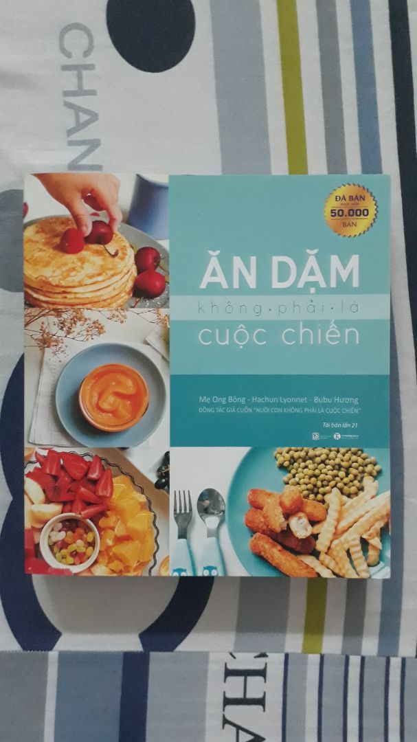 Sách chi tiết, bài bản, hướng dẫn nhiều món ăn cho trẻ sơ sinh. Giúp các mẹ có nhiều lựa chọ về thực đơn, giúp các bé hấp thụ đủ chất dinh dưỡng hằng ngày. Sách chi tiết, bài bản, hướng dẫn nhiều món ăn cho trẻ sơ sinh. Giúp các mẹ có nhiều lựa chọ về thực đơn, giúp các bé hấp thụ đủ chất dinh dưỡng hằng ngày.