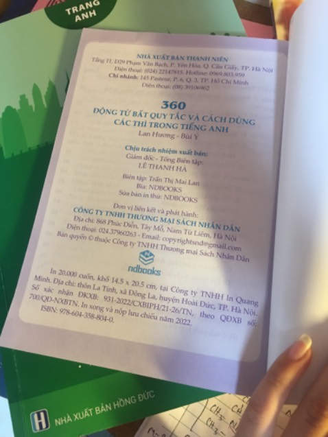Sách rất đẹp màu sắc cũng hài hoà làm cho người đọc tiếng anh dễ tiếp thu và những từ ngữ được chia rất đúng sách rất bổ ich