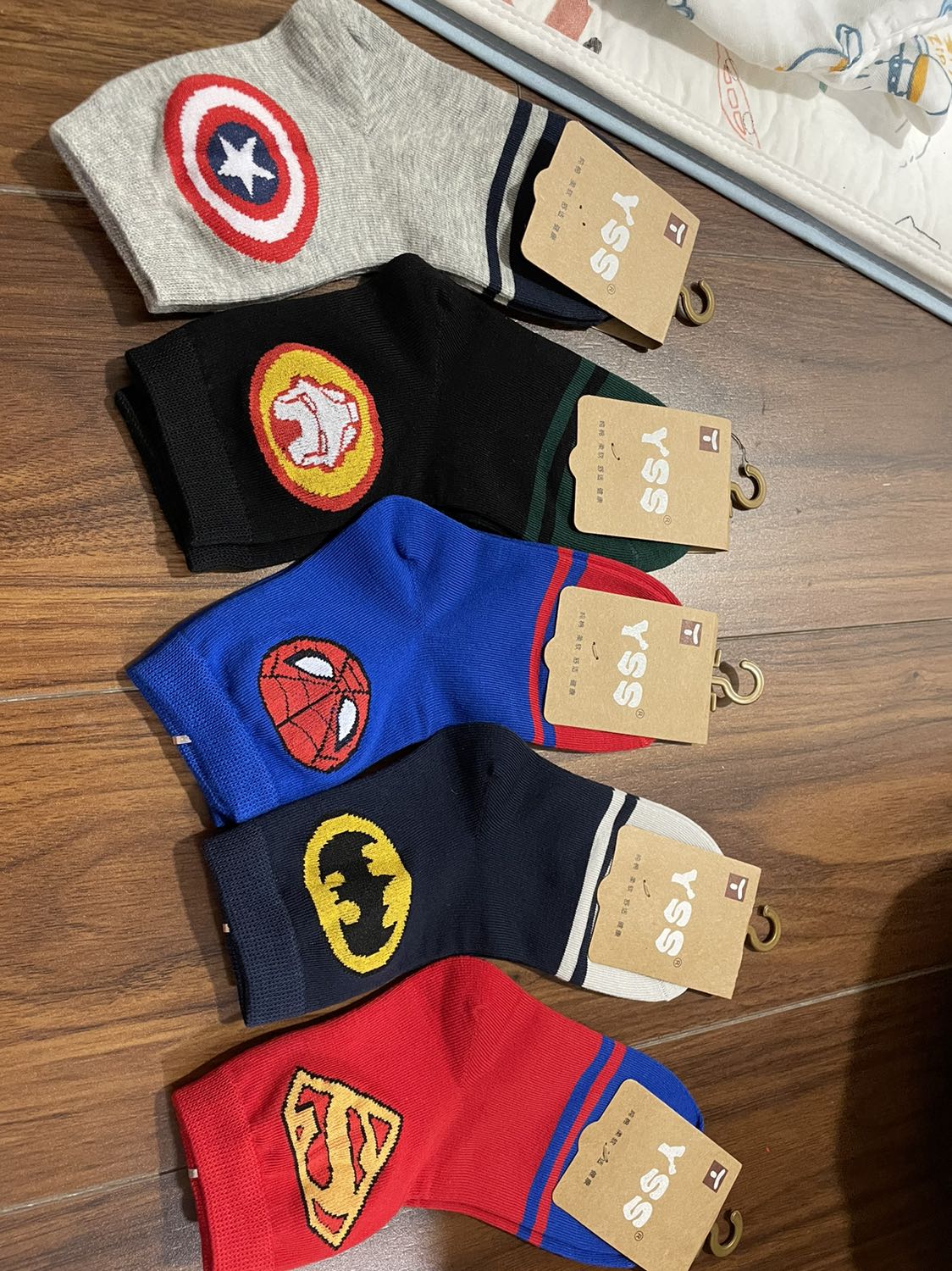 Giao sai hàng. Đặt vớ hình siêu nhân thì shop lại giao hình cờ các nước ... chất lượng thì tạm ổ