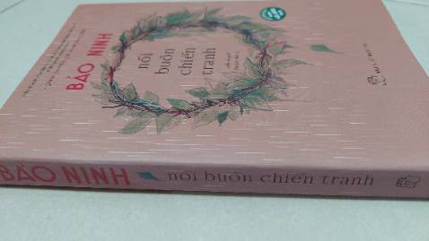 “Cái may của nỗi buồn chiến tranh là ở chỗ nó ra đời vào thời hội nhâp. Nhiều khách phương xa đặt chân đến đây với cuốn truyện của Bảo Ninh. Trong chừng mực mà ở nhiều nơi, hai tiếng Việt Nam mới có nghĩa một cuộc chiến tranh – nó đã trở thành người đại sứ duy nhất của văn học mời gọi người ta đến với xứ sở này để khám phá tiếp”
Tôi hoàn toàn đồng ý với quan điểm của nhà phê bình Vương Trí Nhàn về tác phẩm này. Sự khen ngợi dành cho tác phẩm có lẽ phần đa đến từ những người nước ngoài hơn là những người Việt Nam, những người mà với họ ký ức về chiến tranh, thậm chí là những trải nghiệm trực tiếp về cuộc chiến khi so sánh với điều tác giả viết đều không có gì xa lạ. Có chăng với họ đây là một tác phẩm mang giá trị biểu đạt nghệ thuật với thứ văn phong vừa mang tính hiện thực lại vừa có sức nặng chiều sâu tâm lý .
Dẫu vậy với cá nhân người đọc khi những câu chuyện, giọng văn quen thuộc đó cứ lặp đi lặp lại nhiều lúc tạo cảm giác buồn chán, có lẽ điều này cũng được chính tác giả tự trào bằng thủ pháp mang tính ẩn dụ ở những dòng văn cuối “ Tuy nhiên mạch chuyện không ngừng đứt gãy. Tác phẩm từ đầu đến cuối không hề có nổi một tuyến chung, một bề mặt đại khái nào mà hoàn toàn là những khối thù hình. Tất cả đang diễn ra đột nhiên đứt gãy và bị quét sạch khỏi giữa chừng trang giấy như thể rơi vào một kẽ nứt nào đó của thời gian tác phẩm. Ta vẫn gọi đó là sự mất bố cục, sự thiếu mạch lạc, thiếu bao quát nhiều khi chứng tỏ sự hụt hẫng của tư duy người viết, chứng tỏ cái sự lực bất tòng tâm của y. “ 
Phải chăng tác phẩm về chiến tranh sau rốt vẫn là một trải nghiệm buồn của người lính viết văn.
