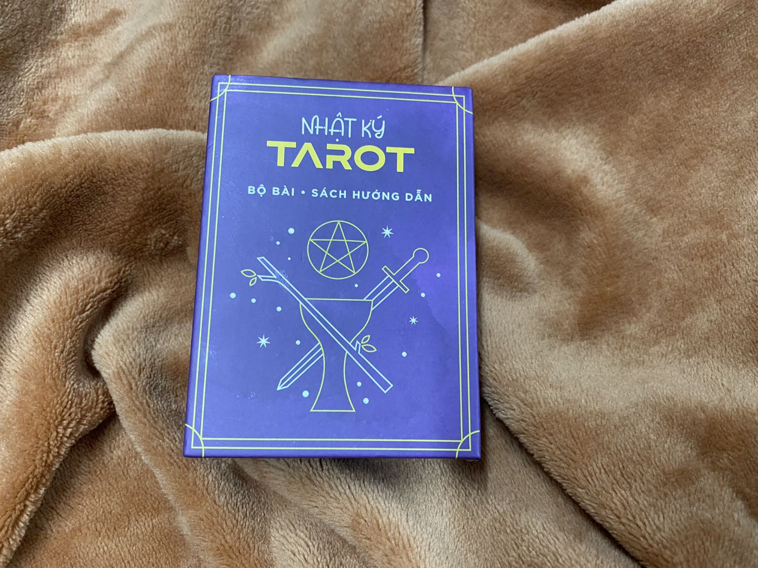 Đây là lần thứ 2 mình mua bộ bài này bản Việt vì nghe nói đây là phiên bản mới, đã sửa lại hết các lỗi của phiên bản trước. Và quả nhiên không thất vọng. Bài nhẹ hơn, độ dày vừa phải, bóng mờ in rất đều màu. Cắt viền không bị lệch như bản cũ nữa. Các lỗi sai STT và chính tả đã không còn. Tiki giao hàng thần tốc luôn. Một bộ bài real giá rẻ và quá chất lượng rồi. 👍👍👍 ưng cái bụng.