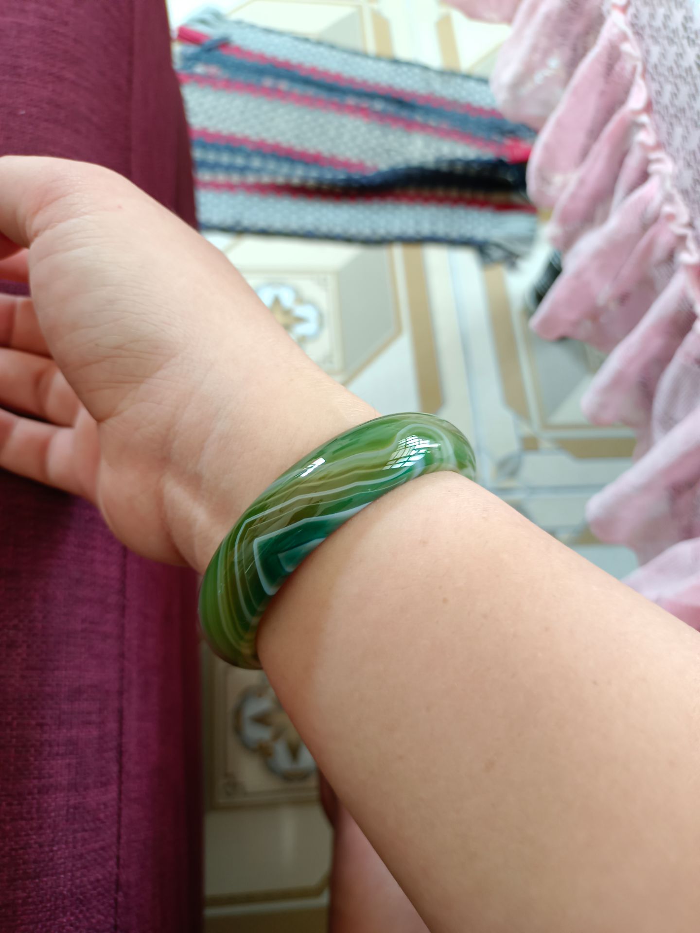 vòng đẹp nhưng k giống cái mình chọn, mình chọn k có vân nhưng giao lại là vòng có vân, shop nên kỹ hơn trong chuyện giao sản phẩm.