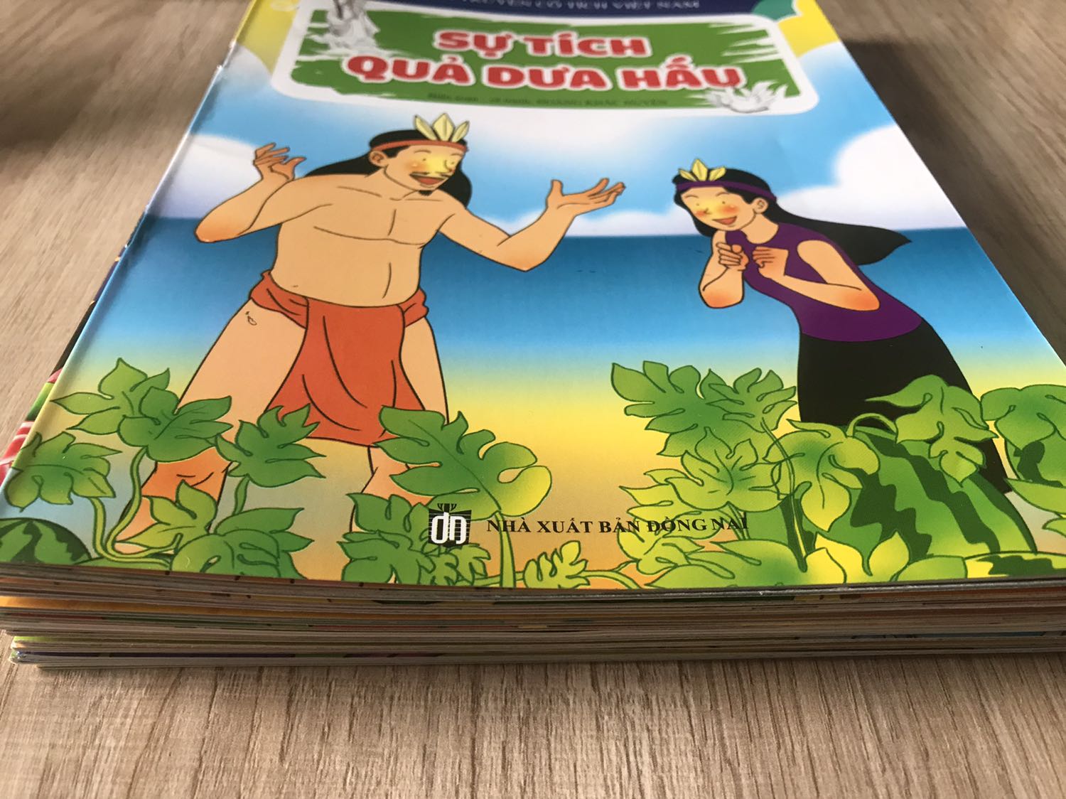 Tranh ảnh đẹp, phù hợp với trẻ nhỏ. Giao hàng thì quá nhanh luôn. Mình sẽ tiếp tục ủng hộ nhé