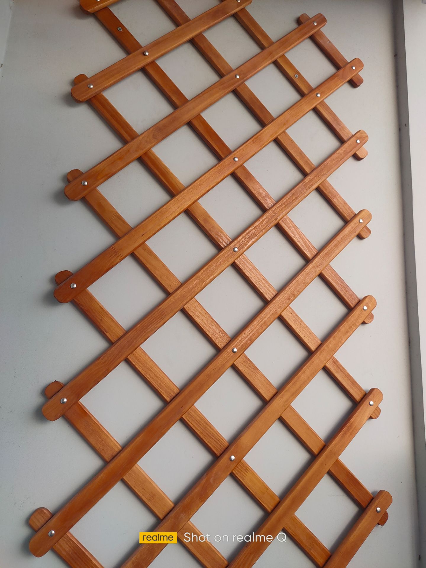 Gỗ đẹp, chắc chắn, đóng gói cẩn thận. trang trí ban công ok.