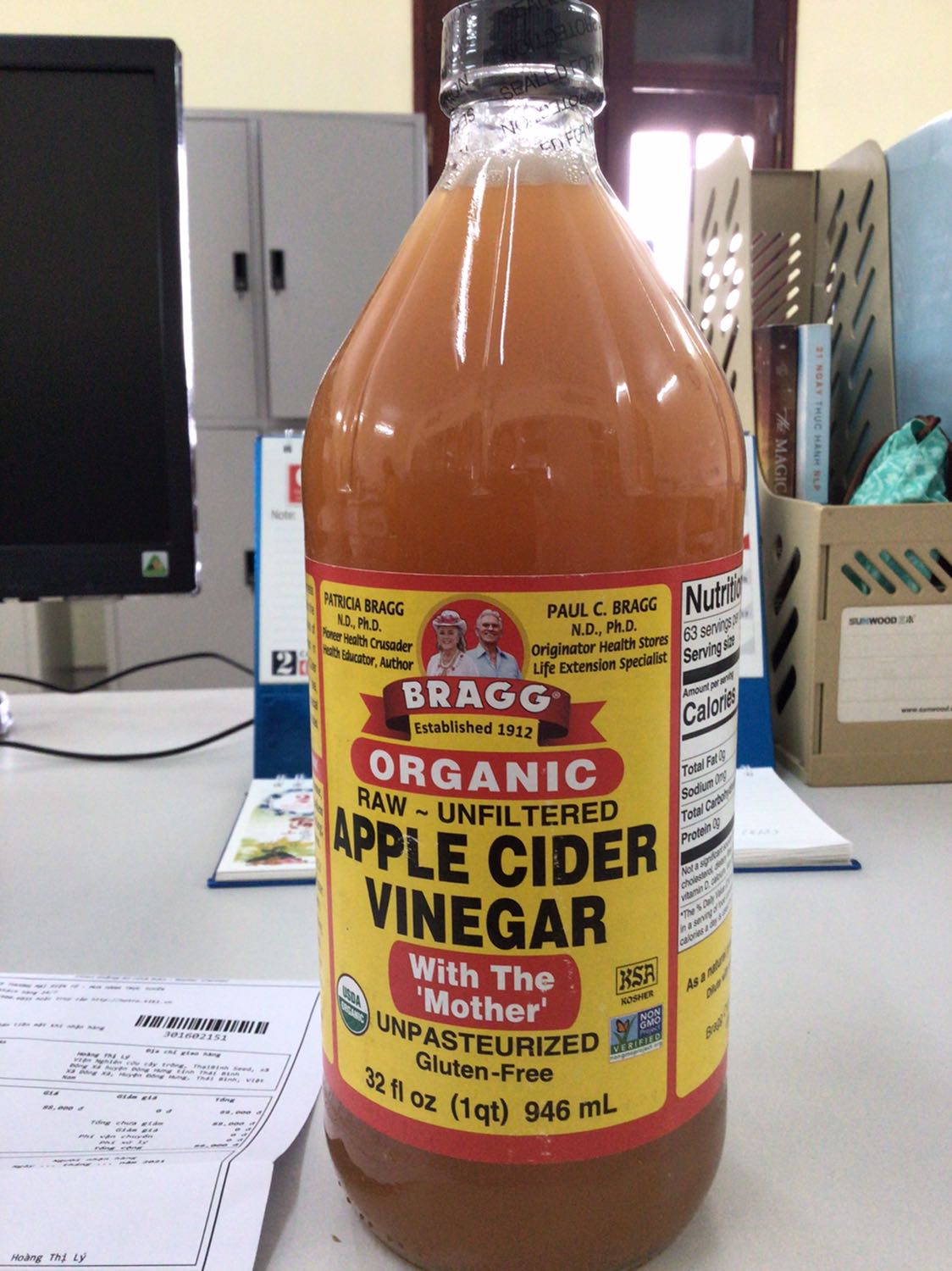 Rất hài lòng với sản phẩm này. Người bán đóng gói rất cẩn thận (2 lớp hộp giấy bìa dày, 1 lớp giấy báo, 1 lớp xốp. Chai giấm làm bằng chai thuỷ tinh. Nhìn màu chai giấm biết là đã lên men khá lâu, mở chai mùi giấm có mùi thơm nhẹ, nồng độ axit cao. Mình sử dụng giấm táo đã lâu. Nhưng mình hay mua của VietHealthy (công ty của cô Trần Bích Hà - tác giả bộ sách Sức khoẻ trong tay bạn) với giá 89k/túi 1 lít. Sau đó mình tự làm giấm táo để sử dụng. Mình biết giấm táo của Bragg đã lâu nhưng giá cao nên ko mua. Hôm 27/1/2021, chai giấm bragg 946 ml này sale còn 88k, miễn phí vận chuyển nên mình đặt mua luôn.