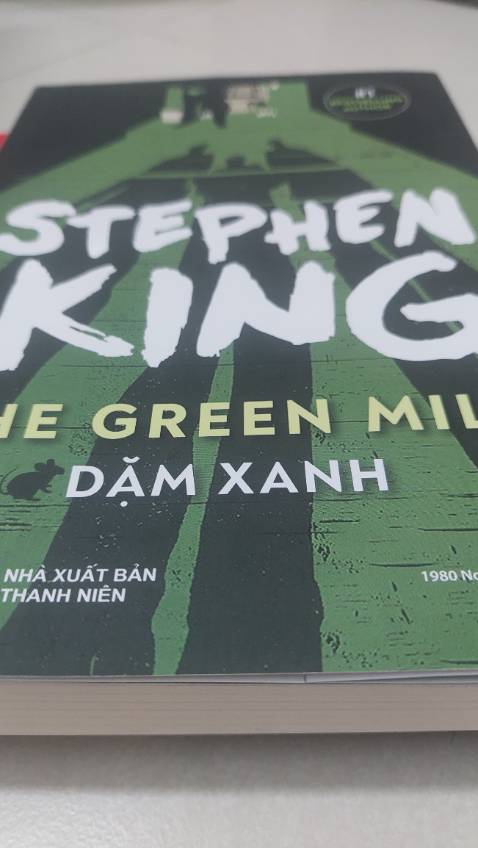 Xứng đáng 5 sao.
Dù có nhiều ngôn từ dung tục, những cảnh tượng man rợ hay đầy bạo lực. Vẫn phải thú nhận đây là một tác phẩm lôi cuốn mang nhiều tính nhân văn. Các thông điệp về về vấn nạn phân biệt chủng tộc, về cái thiện, cái ác hiện diện xuyên suốt.
Dặm xanh đâu chỉ cho ta thấy địa ngục nơi trần thế nơi có các tử tù và các vị tử thần. Dặm xanh cho ta thấy phẩm giá nơi con người, giá trị của đức tin, lòng vị tha và công lý.