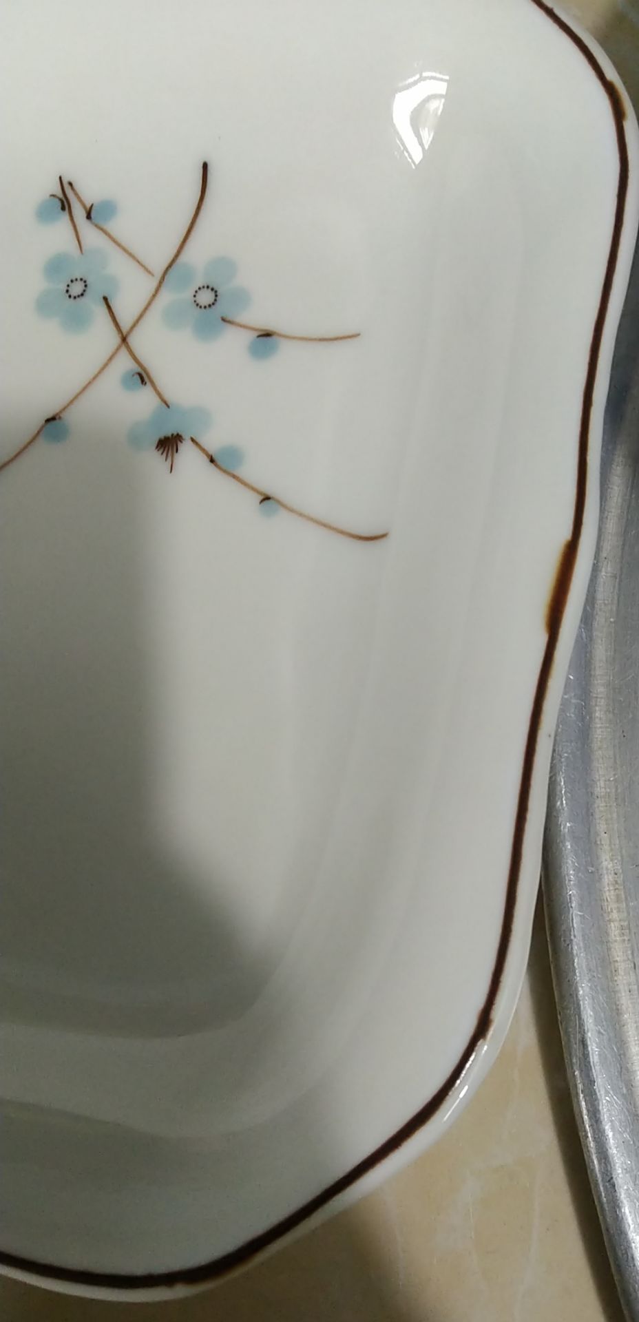 đáy đĩa bị nứt họ tráng lại lớp men khác bên ngoài nhưng vẫn dễ nhận ra. vẽ hoa văn ko chuẩn. có cái thì bị vẩy mực vẽ vào. nói chung là hàng lỗi nen ko xuất khẩu được. men đẹp. nhưng vẫn cho shop 5sao.