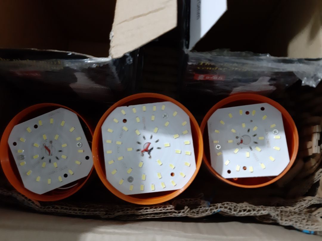 3 bóng đèn chỉ có 2 dây sạc,  1 bóng không có dây sạc phải làm sao?