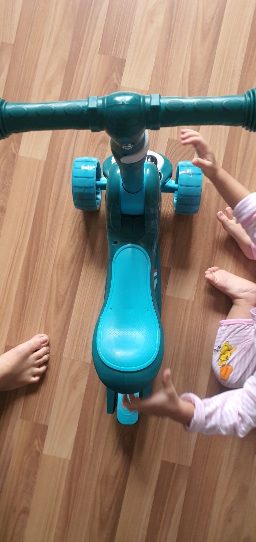 xe chắc chắn, trong hình mình thấy có đèn ở 2 bánh trước nhưng hàng thật thì ko có mà chỉ có ở dưới thôi.ko biết lỗi hay sao.xe có nhạc nên bé rất thích.