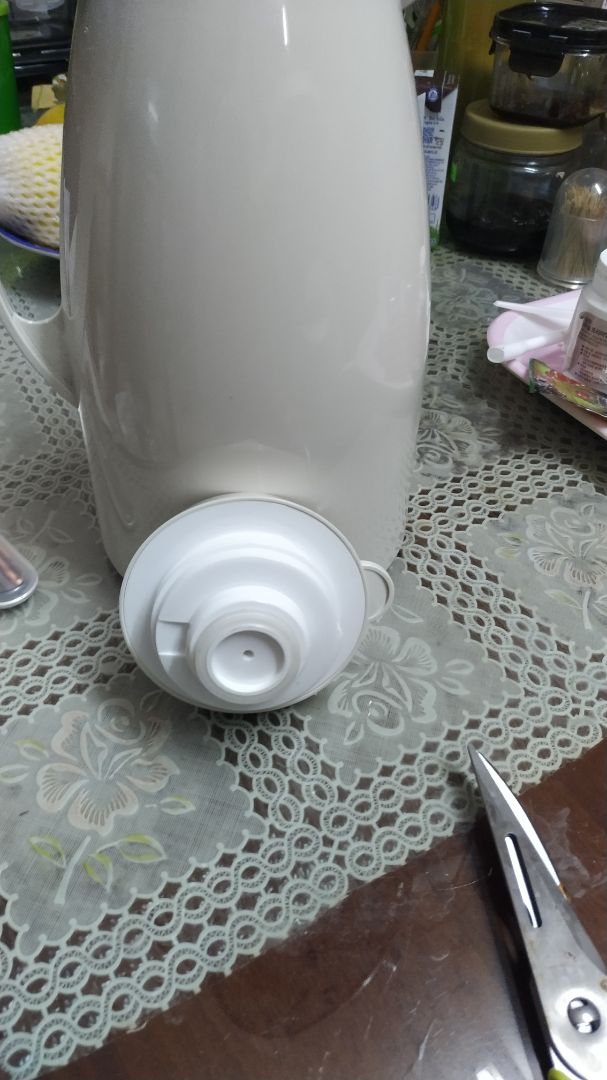 Nhìn ảnh trên sản phẩm quảng cáo và ảnh 1 số feedback của ng đã mua khác sao bình trắng tinh. Mà bình mình nhận không những không phải trắng tinh, mà trắng ngà cũng ko phải. Nó như màu ghi nhạt nâu nhạt vậy, up ảnh chính cái nắp bên trong màu trắng của bình để thấy độ tương phản. Vì m chỉ muốn lấy màu trắng thôi nên rất thắc mắc. Ngoài ra mẫu trên vỏ hộp hãng sx có 5 màu, trắng ngoài cùng bên trái và màu ghi nhạt ngoài cùng bên phải (ảnh thứ 3), liệu có phải ship m cái màu bên phải thay vì trắng ko? chứ bình màu này gọi là trắng thì kì ghê ta????