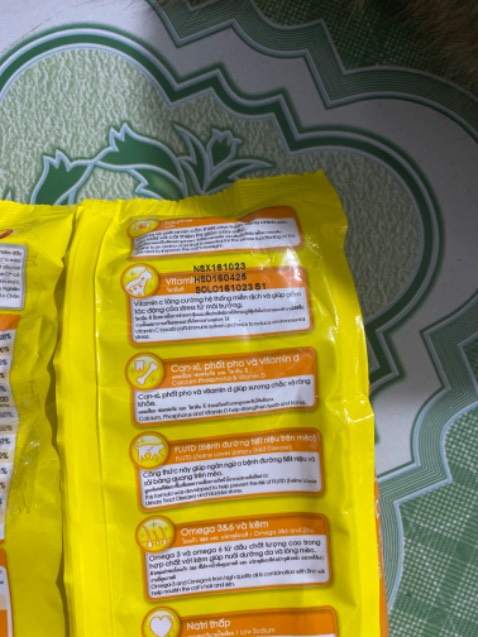 Sản phẩm giao lần 1 đã quá hạn sử dụng. Mình đã báo cáo và được thu hồi sản phẩm nhưng shop giao sản phẩm lần 2 vẫn là những gói hàng cũ, đã hết hạn sử dụng