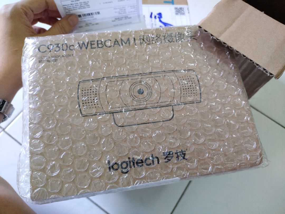 ưng từ giao hàng đóng gói đến lúc nhận hàng, khui hàng và trải nghiệm. Nhu cầu dùng cơ bản thì set up nhanh, mà thích làm này làm kia thì hơi mất thời gian để vọc software 1 xíu.
Mình chỉ thắc mắc là k biết tại sao seal lại bị rạch trước khi mình mở ra thôi. Nhưng vì giá mềm hơn các shop khác nên cho qua he