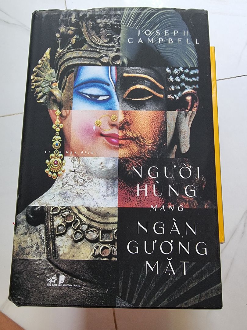 "'Chân lý chỉ có một', ta đọc thấy trong kinh Veda; 'hiền triết gọi nó bằng nhiều tên'. Chỉ một bài hát mà được luyến láy qua mọi biến tấu của dàn đồng ca con người. 
Con đường để thành người là học cách nhận ra nét mặt của Chúa trong muôn vàn biến hóa tuyệt vời của mặt người."