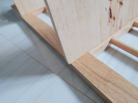 Kì trước mua 1 cái 4 tầng cũng ko đến nỗi nào, kì này mua thất vọng dữ dội. Chất lượng chán hẳn, gỗ thì lỏng lẻo, bong tróc, lỗ khoan sẵn thì lệch lạc, vặn mớ ốc vít đau hết cả tay...