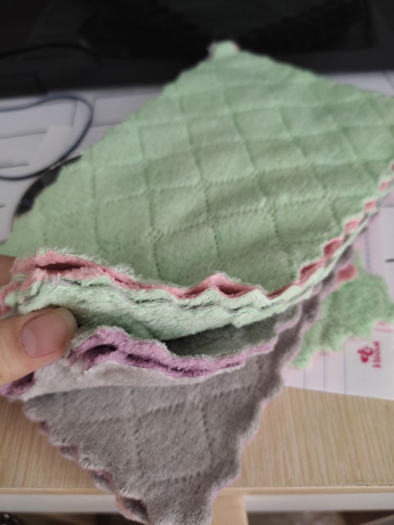 khăn thấm hút tốt, giặt phơi nhanh khô, chất lượng cũng khá mềm mịn nhưng chỉ nên dần để lay chùi, bề sinh thôi nhen