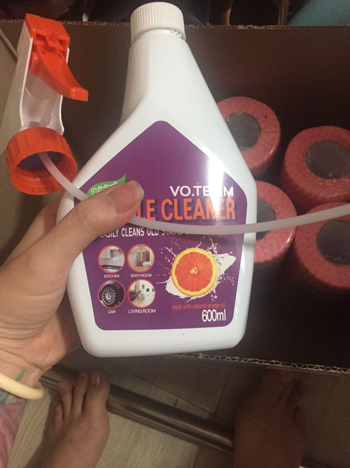 Mùi hương cam nhẹ, dịu với da tay . Tẩy rửa bụi bẩn tốt, chỉ xịt lên rồi chà hoặc lấy khăn ướt lau đi thôi. Không quá nhớt tiết kiệm nước và thời gian. Tuy nhiên các vết bẩn bám chặt hay dầu nhớt thì không tẩy được.