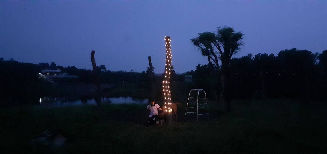 Sản phẩm rất tốt, dùng pin AA 3 viên sáng từ 18h tối đến 6h sáng hôm sau vẫn còn. Nếu có đầu USB thì tuyệt vời.