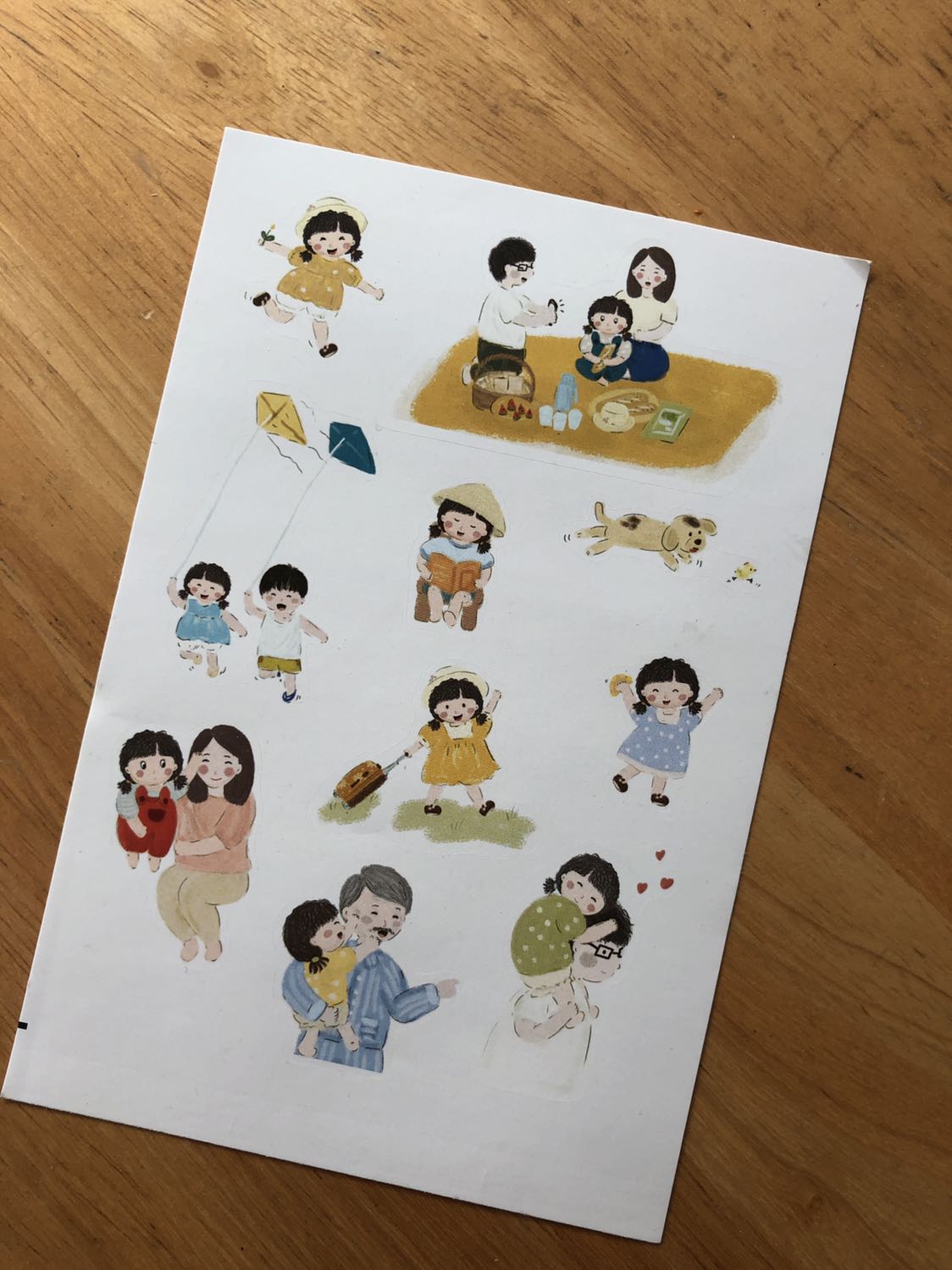 Giá sách của con gái hơn 2 tuổi của mình khá nhiều và đủ các thể loại nên tìm trên tiki một bộ nào vừa mới vừa hay khá khó. Bộ Gia đình bé bỏng này đặt về bé rất thích và đã thuộc mấy đoạn thơ rồi. Bố mẹ và bà nội thì rất ưng vì nội dung rất "nịnh", rất tình cảm và ngọt ngào. Minh hoạ rất dễ thương, màu sắc tươi sáng, xinh xắn. Lại được tặng cả sticker đáng yêu, con mình về dán đầy trên bàn làm việc, thích thú vô cùng