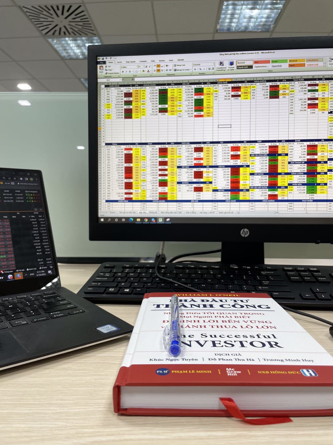 MUST HAVE - Rất đáng tiền luôn
Mình đã bỏ ra 1 tuần để đọc ngấu nghiến cuốn sách này, một cuốn sách rất tuyệt vời với nhiều bài học rất đáng giá.
Sau đợt giảm mạnh của thị trường trong giai đoạn tháng 4/2022, *** mình bị lỗ khá nặng, và khi đọc cuốn sách này, mình vỡ ra rất nhiều điều bổ ích. Nhiều bài học, từ cách phân tích thị trường, lựa chọn cổ phiếu, điểm mua, điểm bán và quan trọng nhất là cách quản trị danh mục….  Hy vọng đọc xong & thực hành tốt theo các nội dung trong sách, kết quả đầu tư của mình sẽ được cải thiện. Cảm ơn team dịch & đơn vị phát hành.