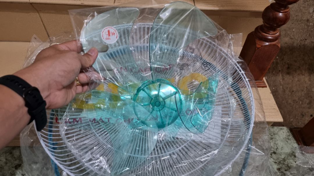 quạt chạy ổn, có điều 2 cánh quạt bị bể không biết do vận chuyển hay bể từ nhà cung cấp, do mình bận để nữa tháng mới kiểm tra, nên ko được đổi. mua lần sau rút kinh nghiệm khui ra kiểm liền quạt chạy ổn, có điều 2 cánh quạt bị bể không biết do vận chuyển hay bể từ nhà cung cấp, do mình bận để nữa tháng mới kiểm tra, nên ko được đổi. mua lần sau rút kinh nghiệm khui ra kiểm liền