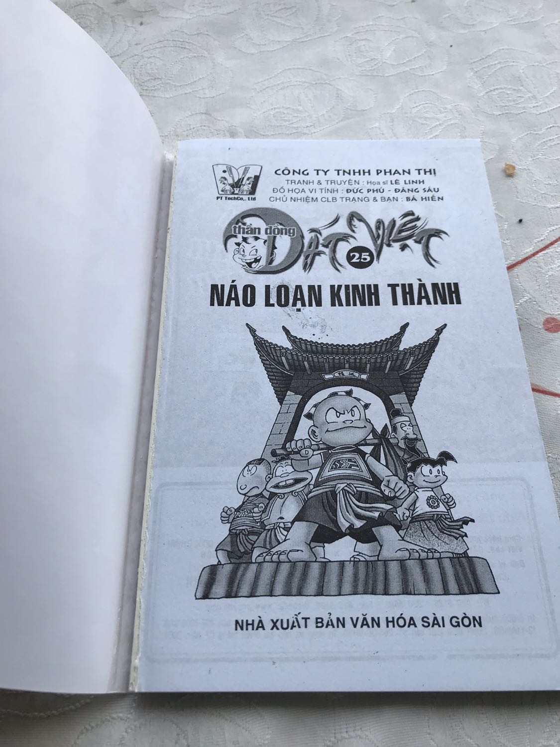 Mình mua 2 bộ 11-20 và 21-30, sách đóng bìa rất tệ, bong cả trang giấy ra. Mấy cuốn còn chưa rọc trang hết nữa, đọc mỗi trang phải mỗi tự rọc giấy. Mình mua full giá chứ ko phải mua đợt khuyến mãi luôn ấy mà chất lượng như vầy thì tệ quá!
Góp ý mong tiki cải thiện chất lượng phục vụ.