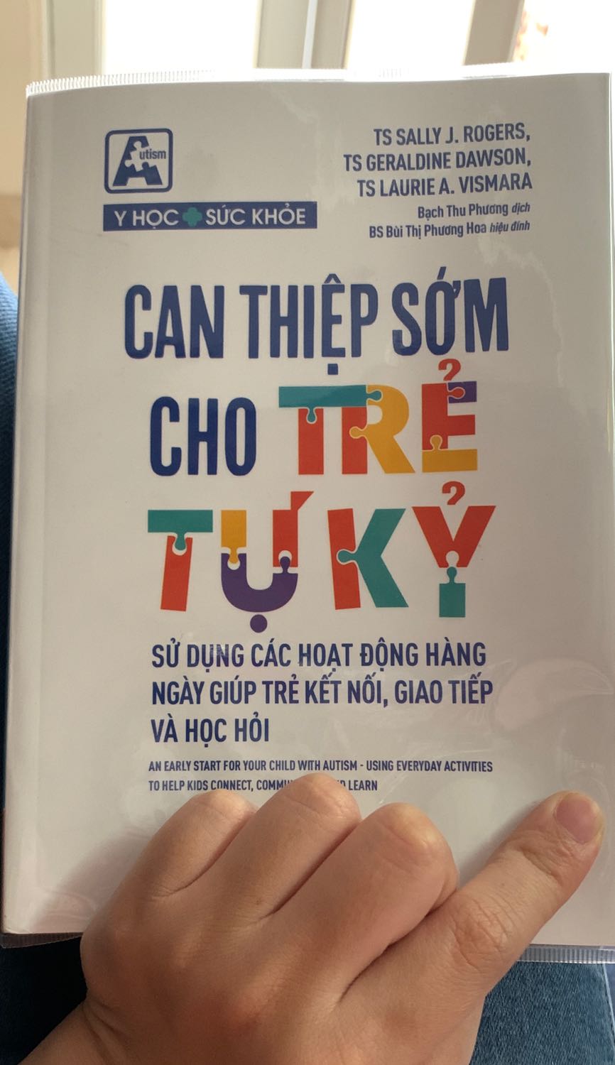 Cuốn sách rất hữu ích, cung cấp cho người đọc cái nhìn tổng quan và chi tiết về chứng tự kỉ ở trẻ. Là một cuốn sách cần thiết cho bố mẹ có con bị tự kỉ. Bìa sách dạy dặn, các trang in rõ nét, giấy cũng rất mịn và thích.