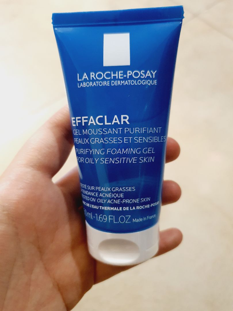 Lọai này dùng không có tác dụng rõ rệt cho lắm, như sữa rửa mặt bình thường thôi. Cái chai phục hồi vừa dài vừa nhỏ efflect gì đấy dùng như không dùng nên hãng posay thì chỉ mua kcn được thôi 😂 Với lại chai này không full mà chỉ đến dưới tên hãng thôi nha.