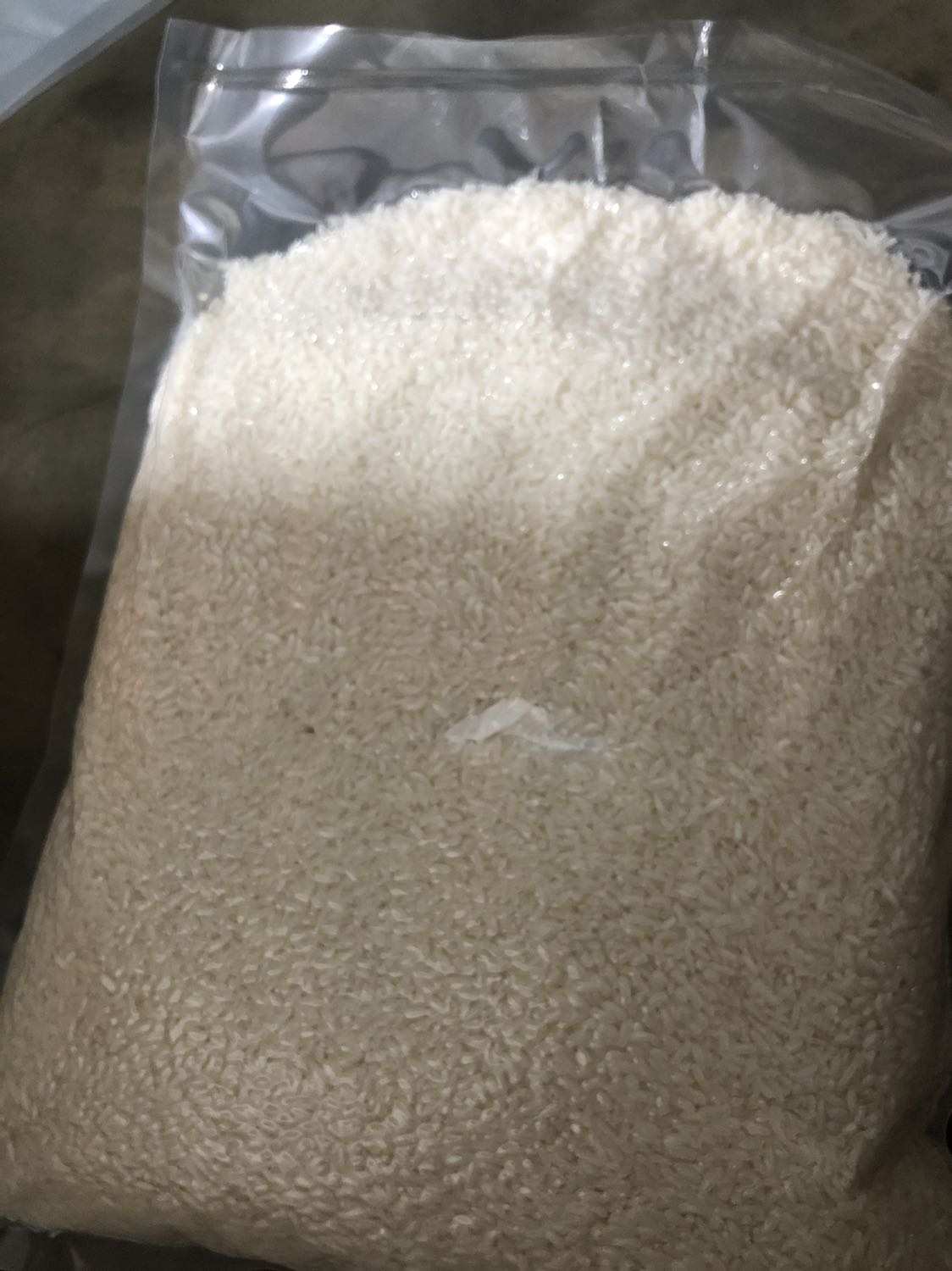 Giao hàng nhanh đóng gói cẩn thận. Mình đã trải nghiệm thử hơn 1 tháng, mới đầu đóng cứ bị ko khí vào ko kín, sau biết cách làm tốt hơn. Mình đẩy miệng bịch sát vách đóng chỗ giấy tepflon và hơn 1 chút là ko bị ko khí tràn vào. Chúc shop năm mới bán nhiều nhé.