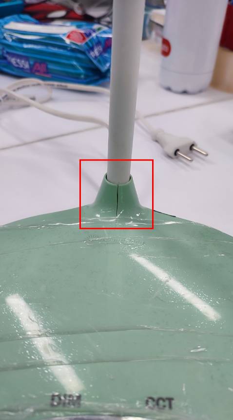 Lúc đầu mình kiểm tra ko để ý, lúc sau nhìn kỹ lại thì thấy bị nứt ở phần chân đèn, cái này ko rỏ do từ đâu.