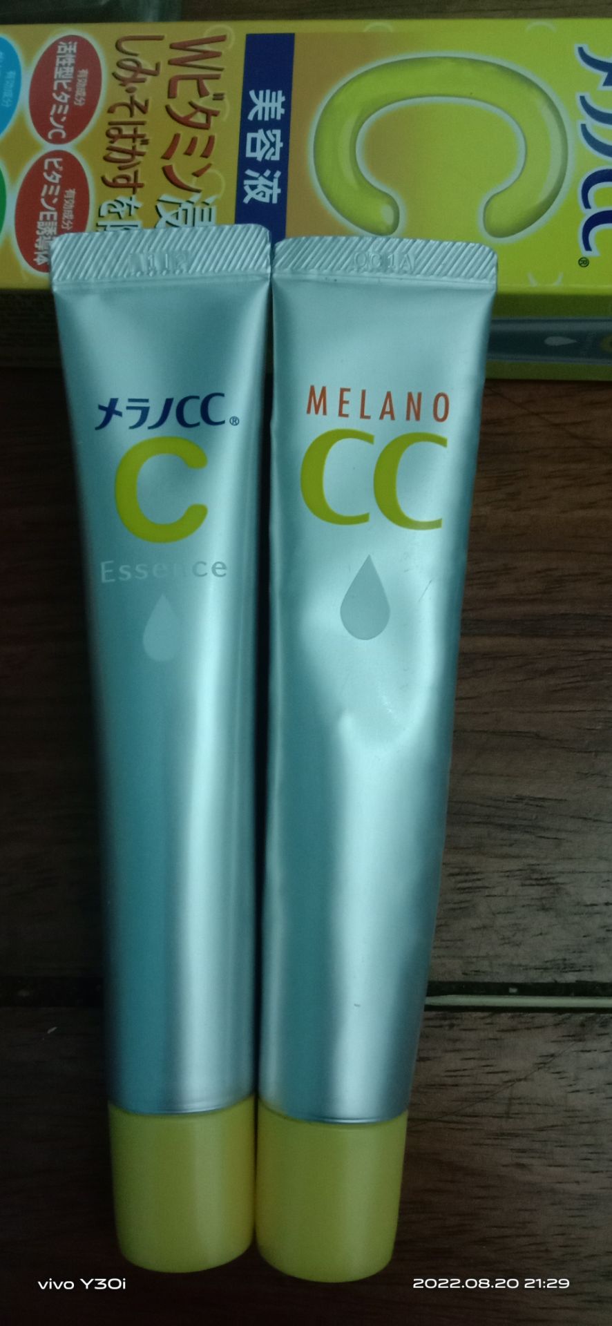 Hàng đợt này k giống với đợt trước mình mua. Tip serum có mỗi 1 chữ C trước là 2 chữ ***. K biết chất lượng bên trong như thế nào cảm giác k yên tâm lắm vẫn thích típ trước hơn vì nhìn đẹp hơn. Típ có chữ melano *** xài ẩm da lên cái mụn nào thoa vào ít hôm là biến mất k để lại dấu vết luôn. Thích lắm
