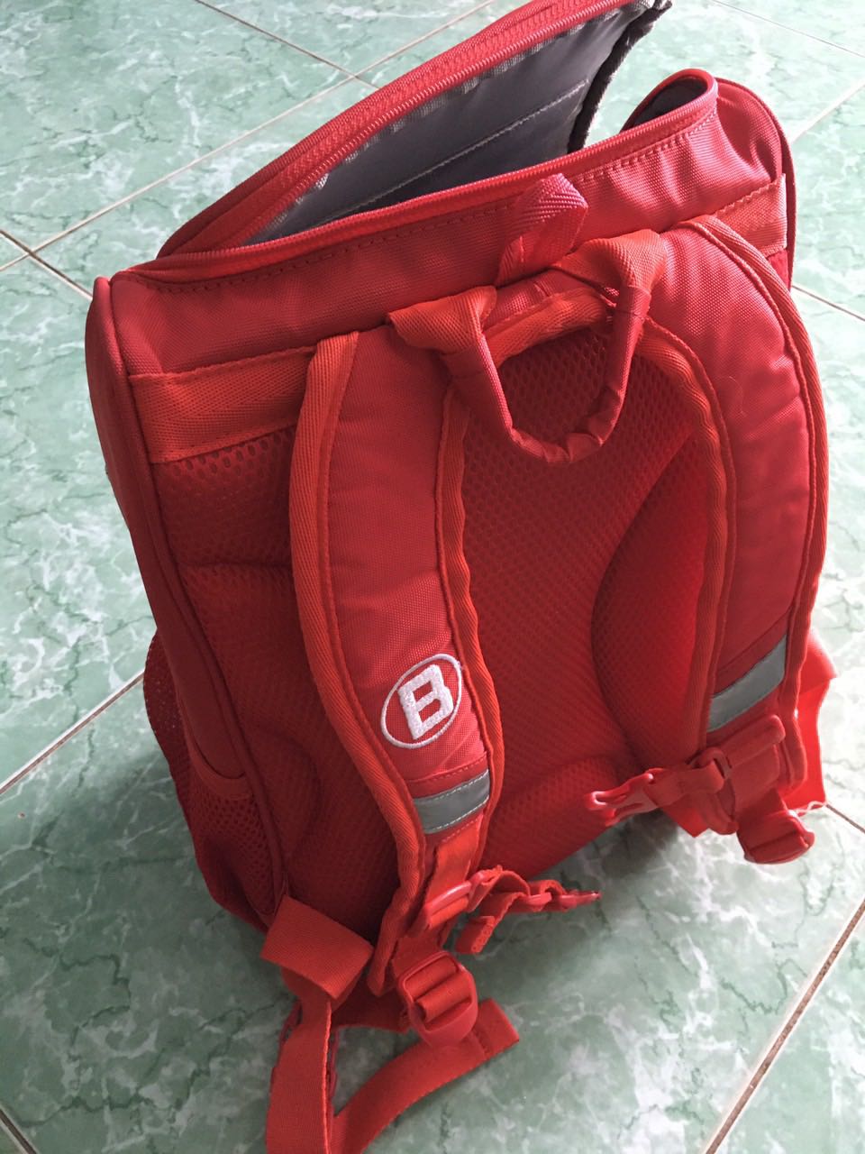 Balo tưởng to ai gì cũng nhỏ nhưng bỏ vừa sách vở. Balo đẹp, dày dặn, tốt. Ở tỉnh mà ship hàng nhanh ghê.