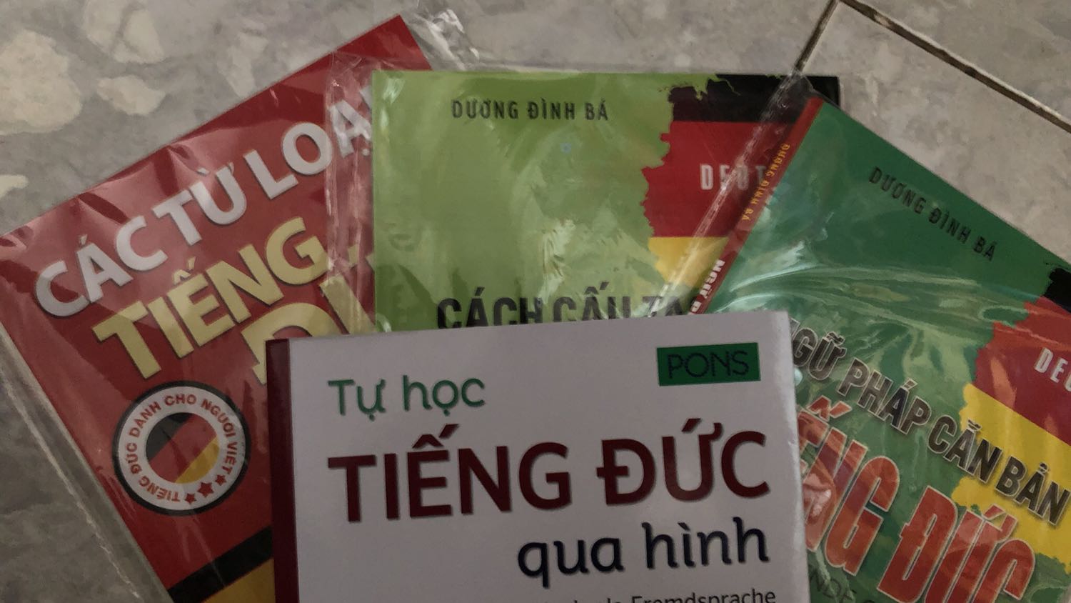 Sách đẹp nhưng mà kiểu mình nghĩ trong sách sẽ giải nghĩa Việt Đức (hoặc Việt Anh), nhưng không. Hoàn toàn bằng tiếng Đức. Từ và phiên âm đọc Đức. Lời trích dẫn, giới thiệu cũng tiếng Đức